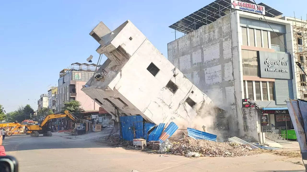 मालवीय नगर में झुकी पांच मंजिला इमारत जेडीए ने कराई ध्वस्त