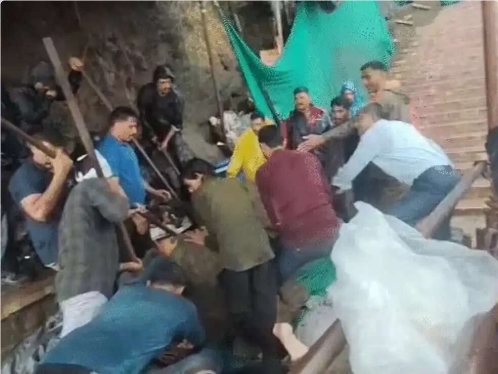 गुजरात के पावागढ़ में पहाड़ी से गिरीं चट्टानें, दो श्रद्धालुओं की मौत