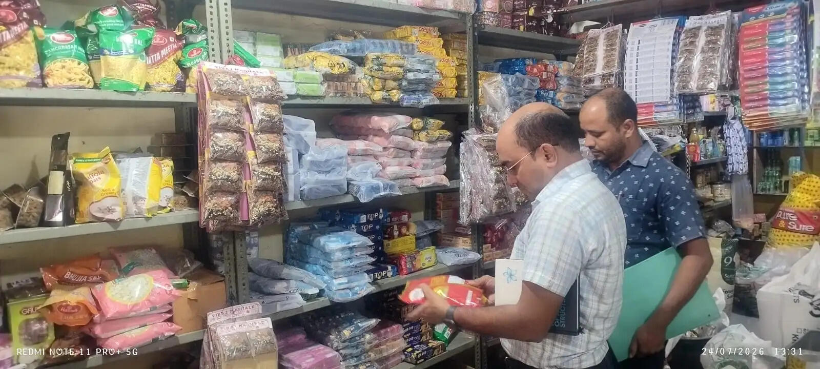 बेसन के लड्डू में मिलाया जा रहा हानिकारक रंग, बिगड़ सकता है हाजमा