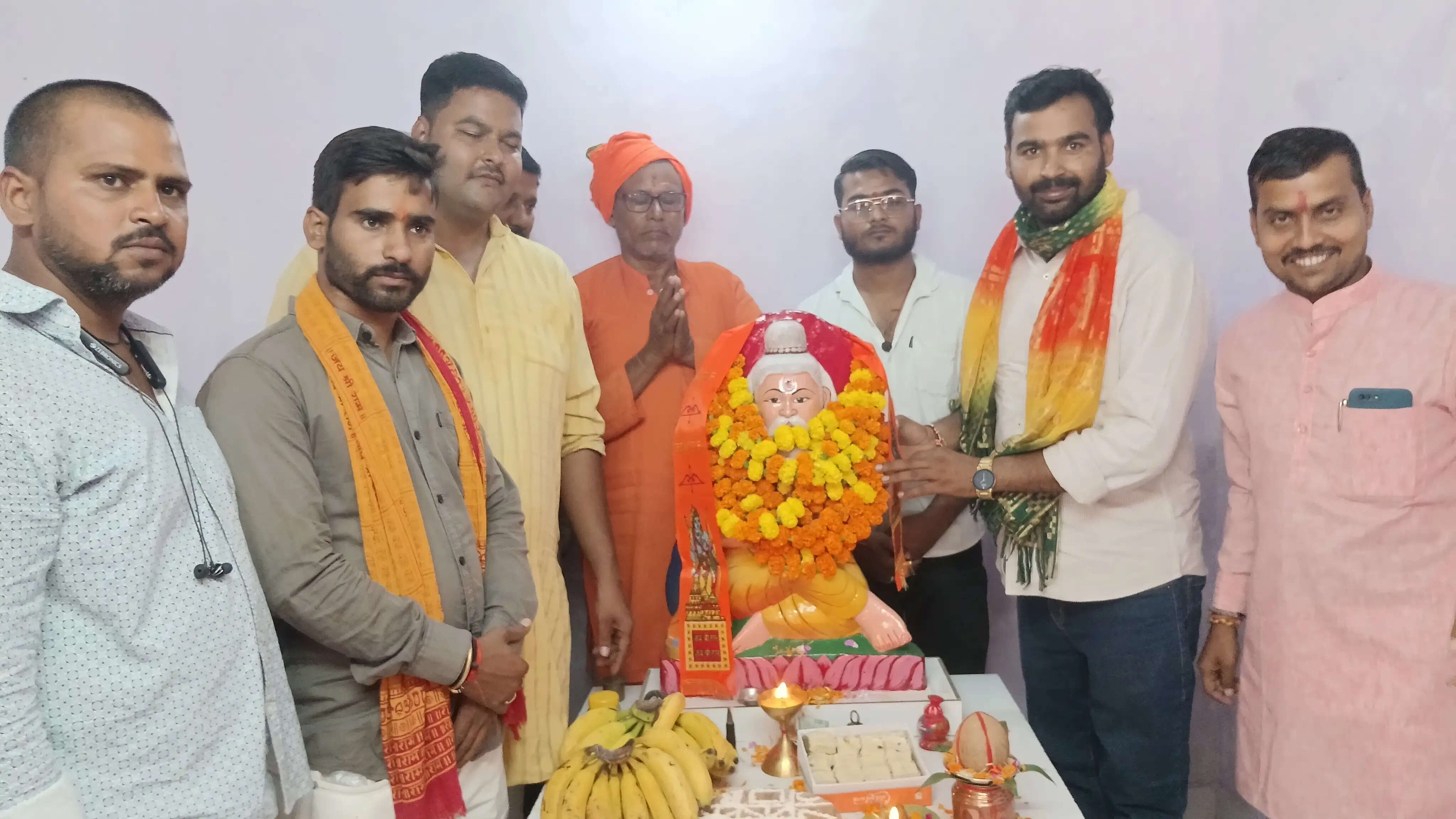 विहिप के कार्यकर्ताओं ने हवन पूजन के साथ धूमधाम से मनाई बाल्मीकि जयंती
