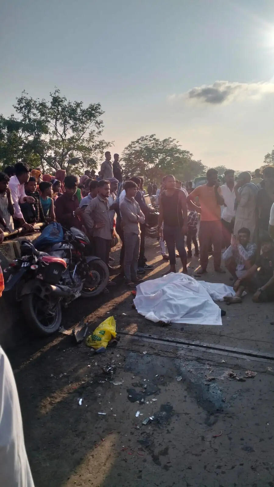 तेज रफ्तार ट्रक की ठोकर से महिला व युवक की मौत, आक्रोशित ग्रामीणों ने एनएच-27 किया जाम