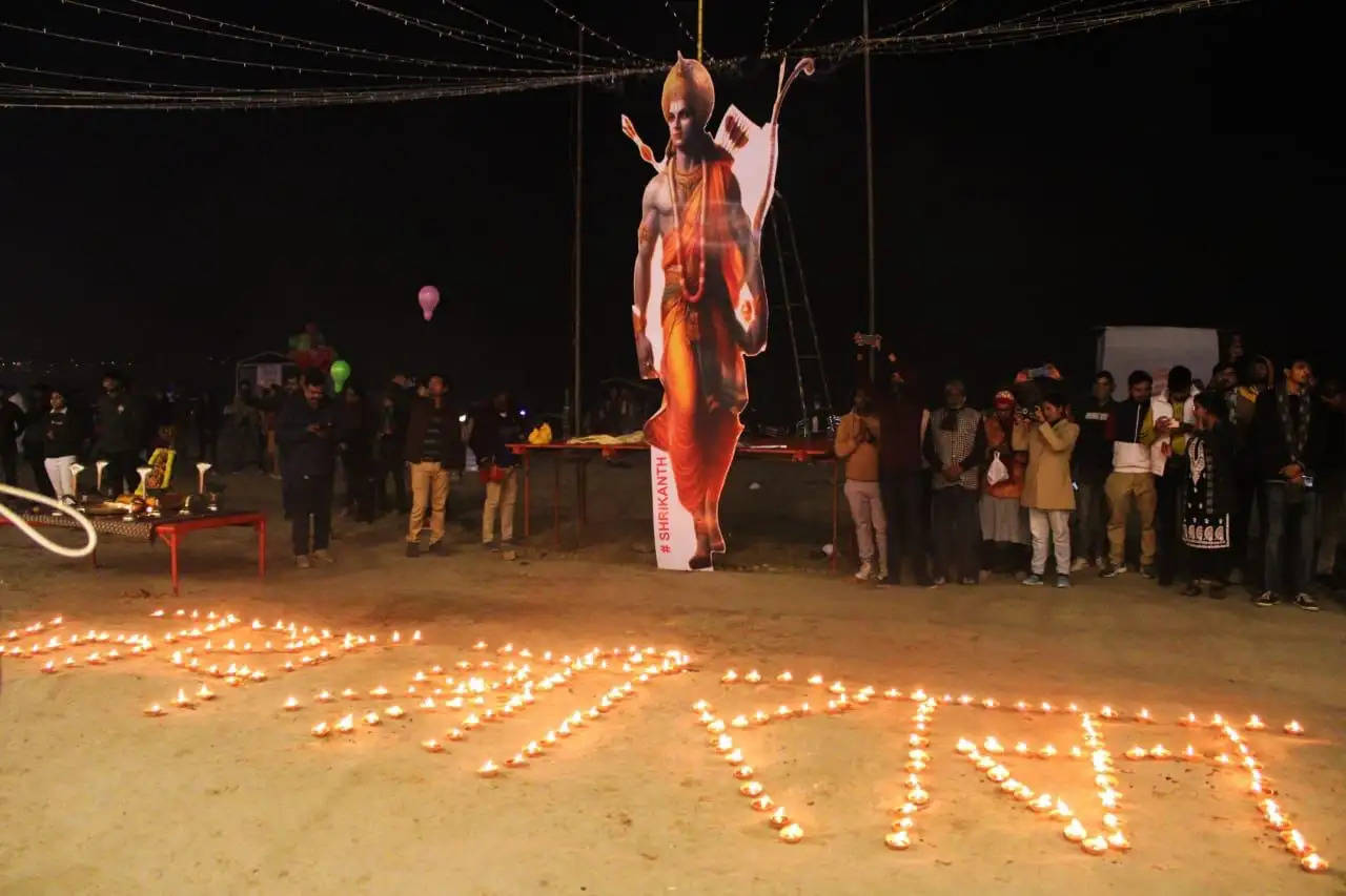 काशी की गंगा आरती में भगवान राम का कटआउट बना आकर्षण, पांच हजार दीपों से सजा घाट