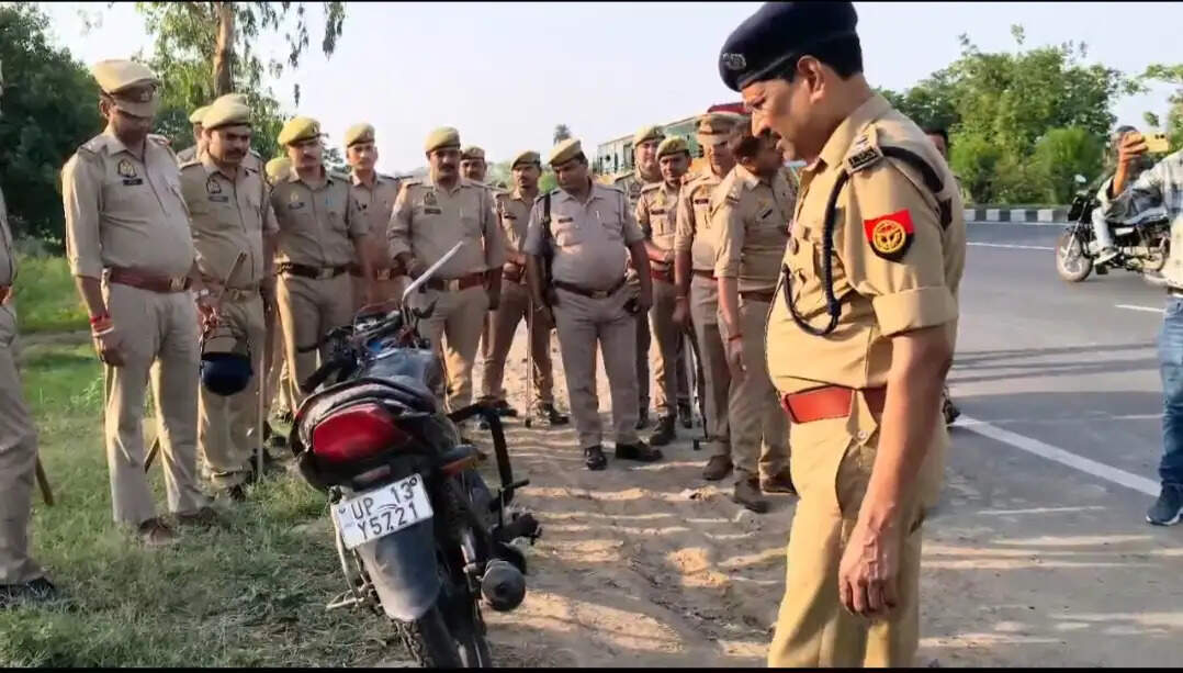 बुलंदशहर में हाईवे किनारे खड़े ट्रक में जा घुसी बाइक, पति -पत्नी व तीन बच्चों समेत 5 की मौत