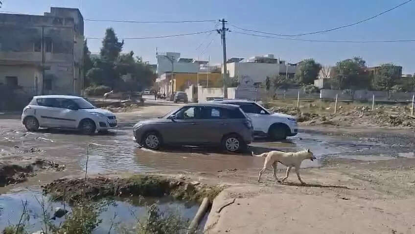 एनएच 158 की सात सौ मीटर सड़क बनी आंदोलन की वजह, खून से लिखा ज्ञापन