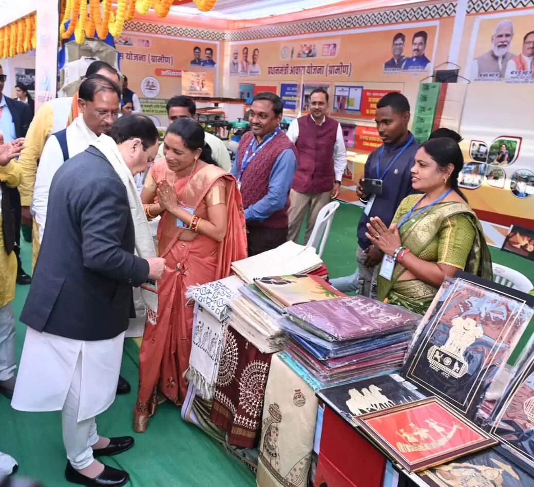 केन्द्रीय स्वास्थ्य मंत्री ने विभागीय स्टॉलों का किया अवलोकन, पात्र हितग्राही योजनाओं से हुए लाभान्वित