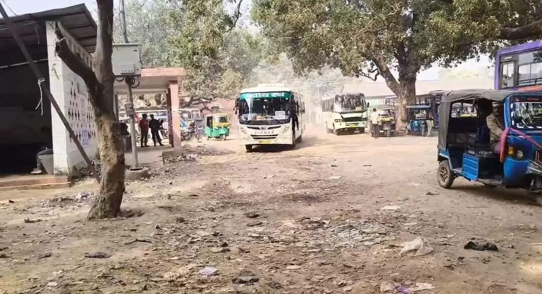 बस स्टैंड में मूलभूत सुविधाओं के अभाव से यात्री परेशान