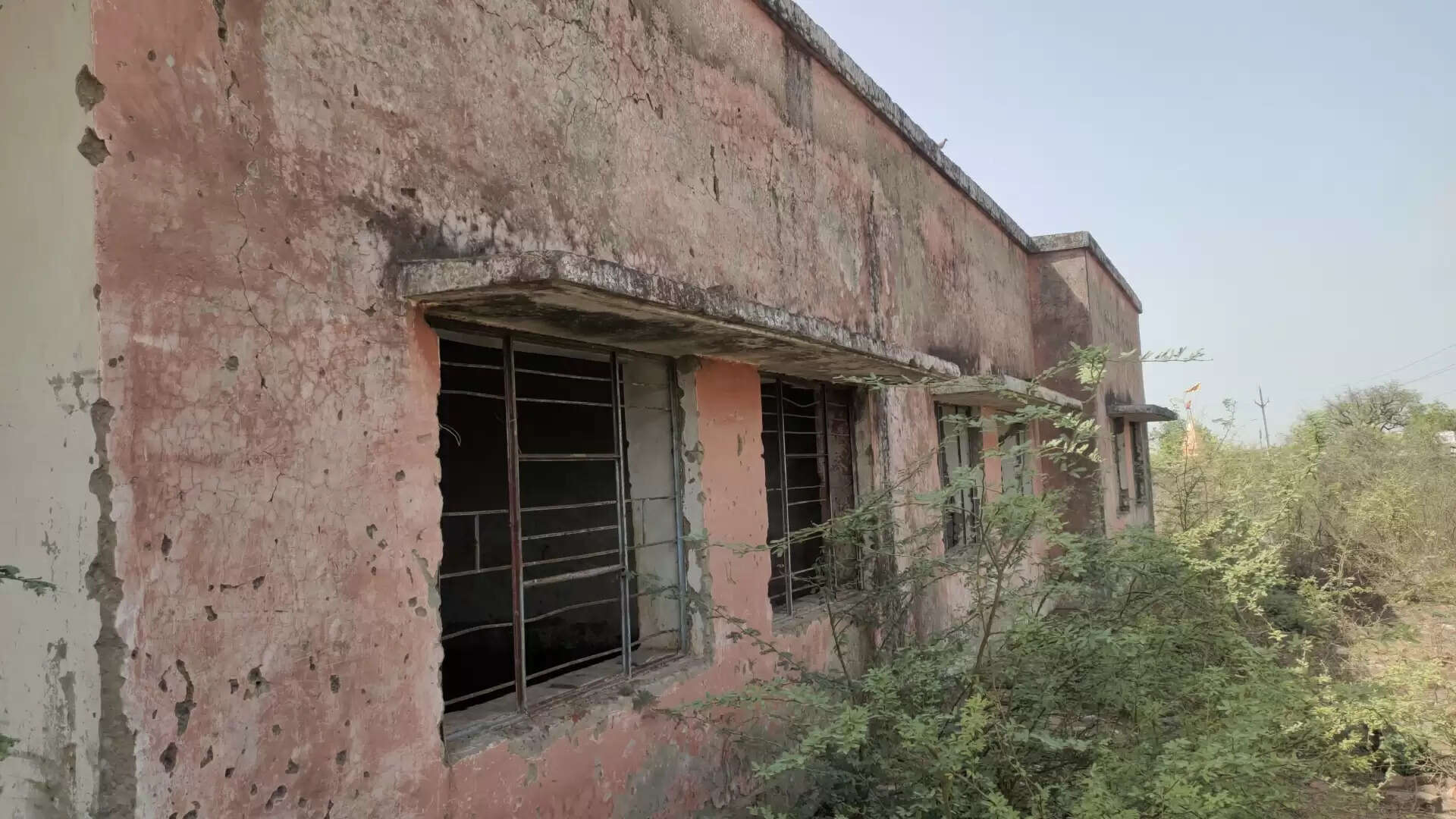 ग्रामीण विकास को निर्मित भवन पशुओं के तवेले में हुआ तब्दील