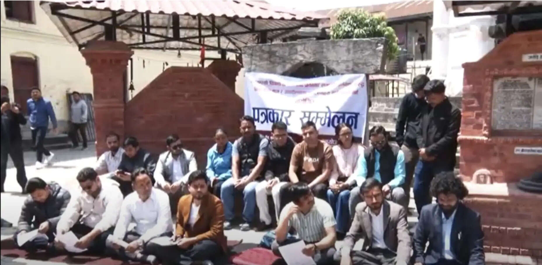 नेपाल में छात्र संघ भंग करने के विरोध में छात्र संगठनों ने आंदोलन का ऐलान किया