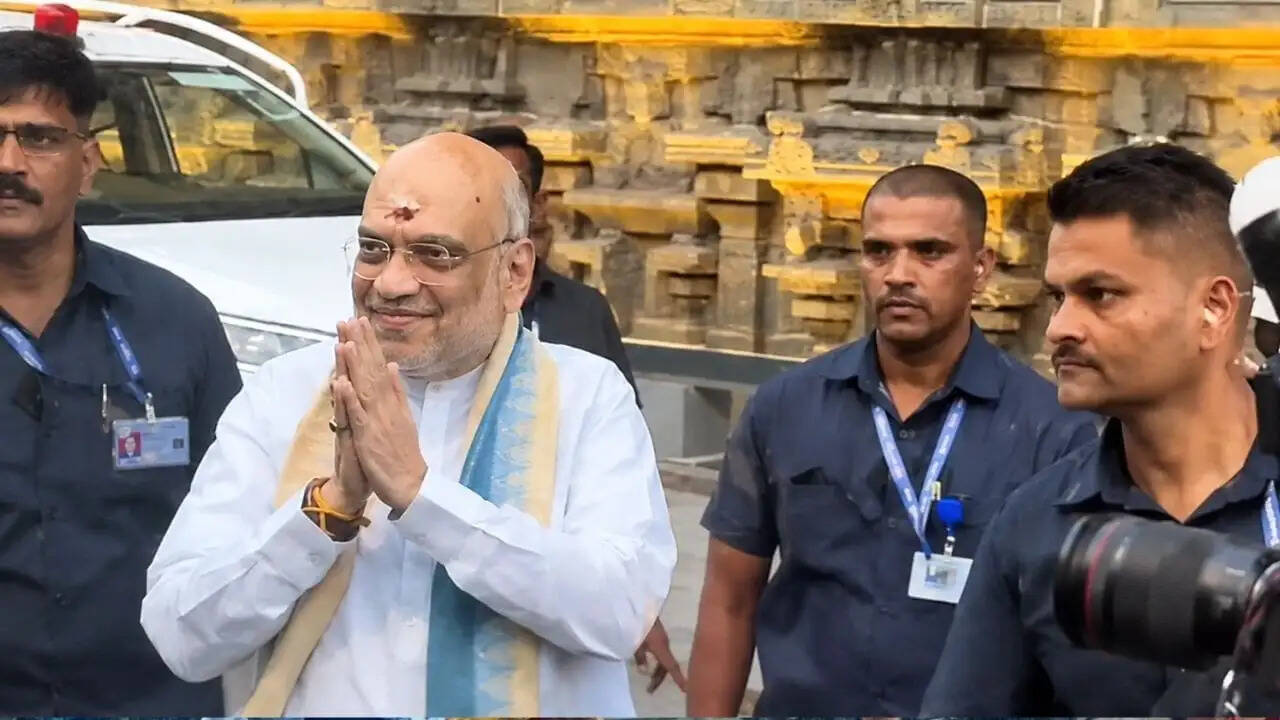 केंद्रीय गृह मंत्री अमित शाह ने तिरुवन्नामलाई में अन्नामलैयार मंदिर में किए दर्शन, रविवार को जाएंगे पुडुचेरी