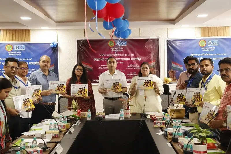 मप्रः उत्कृष्ट प्रदर्शन करने वाले चयनित 11 विद्यार्थी और 11 शालाओं को मिला सम्मान