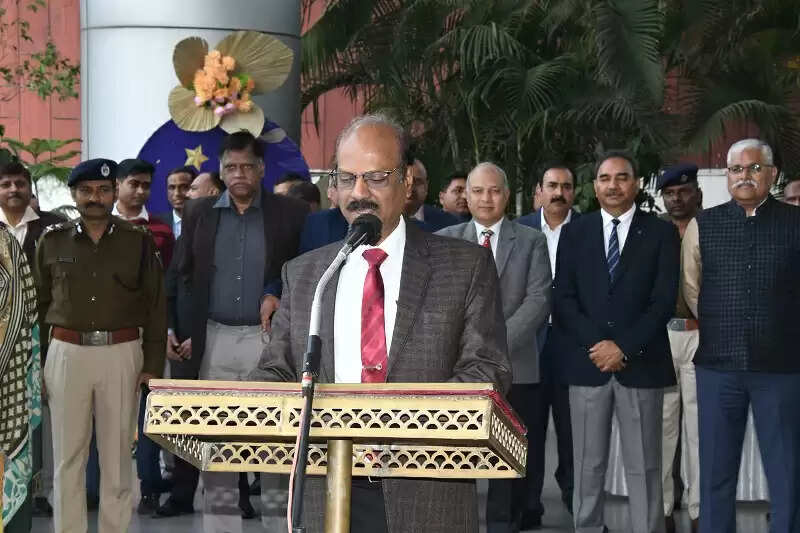 अथक परिश्रम एवं समन्वित प्रयासों से चरितार्थ करें देशभक्ति-जनसेवा का आदर्श वाक्‍यः डीजीपी मकवाणा