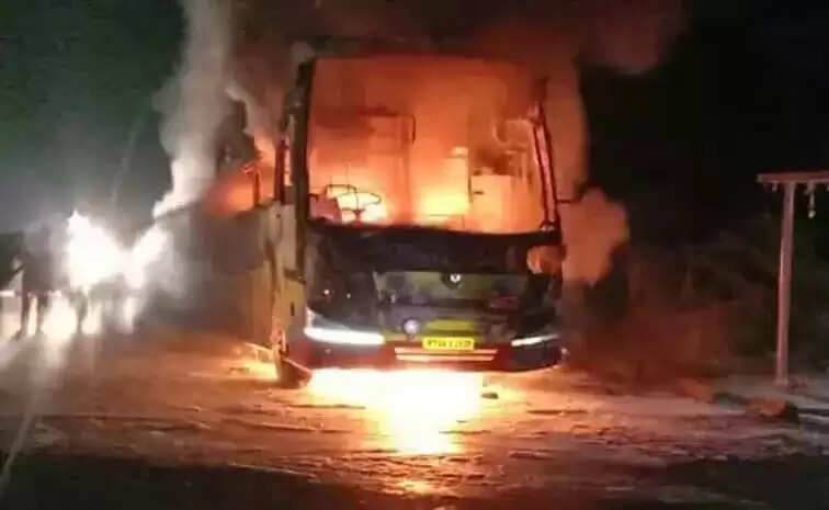 आंध्र प्रदेश के करनूल के निकट भीषण सड़क हादसे। 20 लोगों की मौत की आशंका