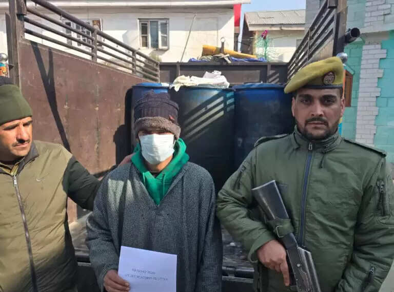 जम्मू-कश्मीर के पुलवामा में अवैध रूप से ले जाया जा रहा छह बैरल ईंधन जब्त किया गया