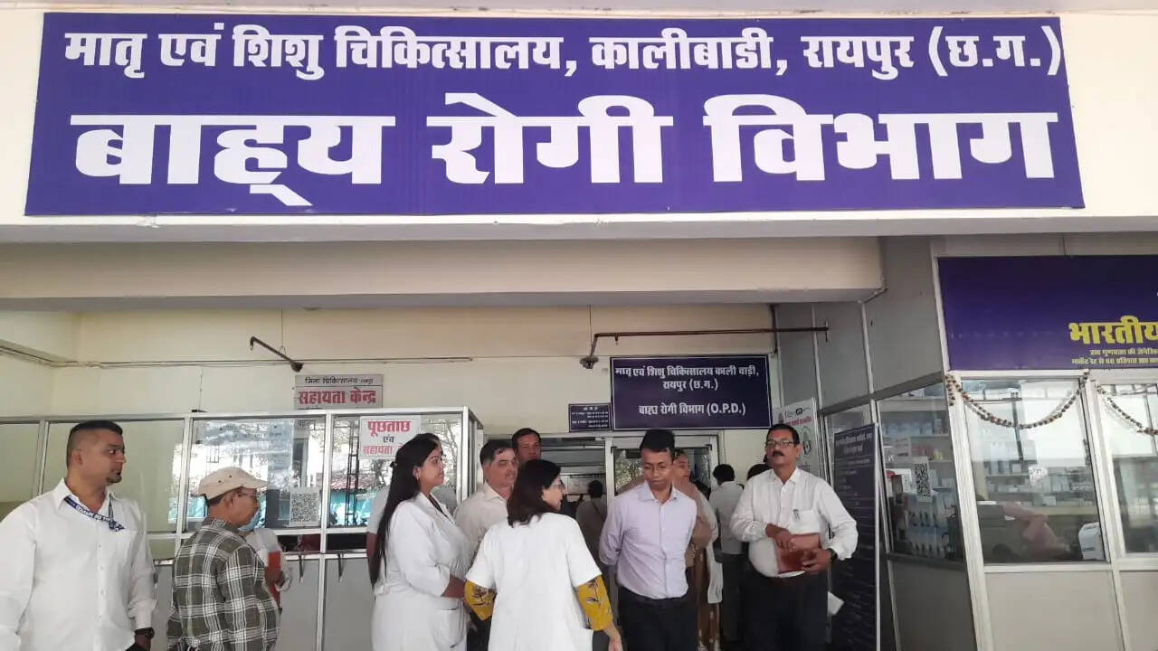 रायपुर : जिला पंचायत सीईओ ने जिला चिकित्सालय व हमर अस्पताल का किया औचक निरीक्षण