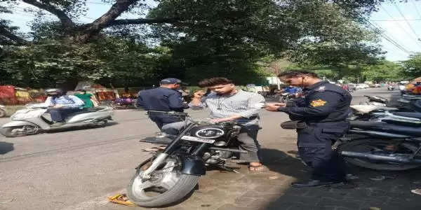 स्कूलों के बाहर मंडरा रहे मनचलों पर कार्रवाई, आठ वाहन सीज, सात के काटे चालान