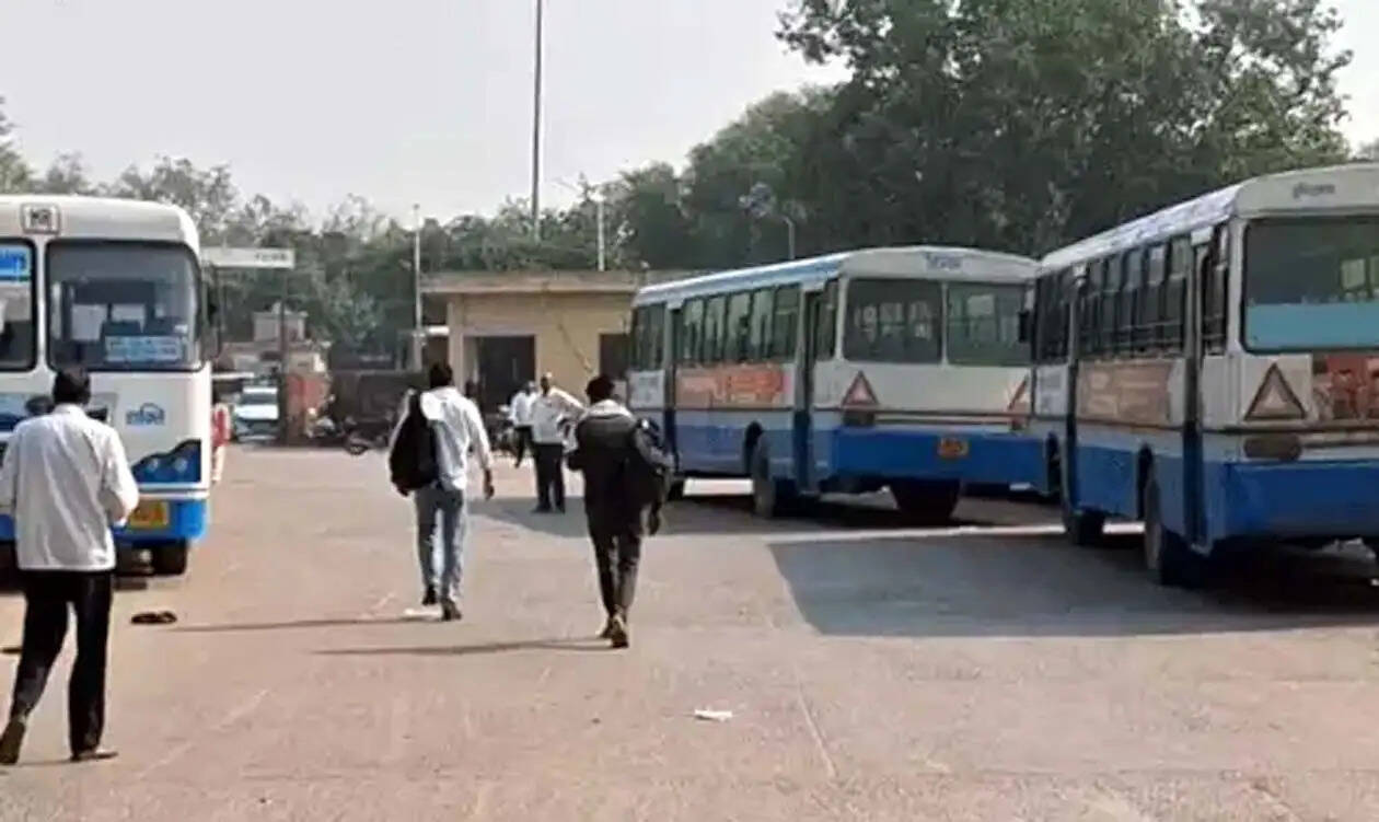 हिसार रोडवेज डिपो में अनिश्चितकालीन चक्का जाम, दूसरे डिपुओं और निजी बसों ने संभाली परिवहन व्यवस्था