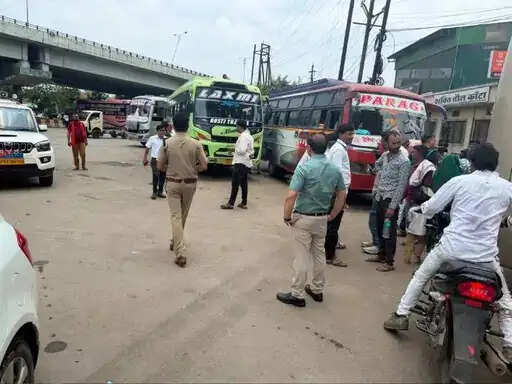 इंदौर में आरटीओ&nbsp;का बड़ा एक्शन, नियम तोड़ने पर 5 यात्री बसें जब्त, परमिट-फिटनेस से लेकर फायर सेफ्टी तक की सघन जांच