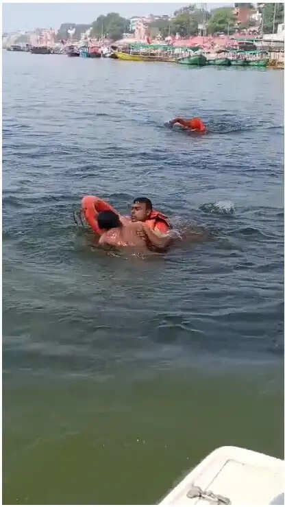 गंगा नदी में छलांग लगाने वाले युवक को एनडीआरएफ ने निकाला, सीपीआर देकर बचाई जान