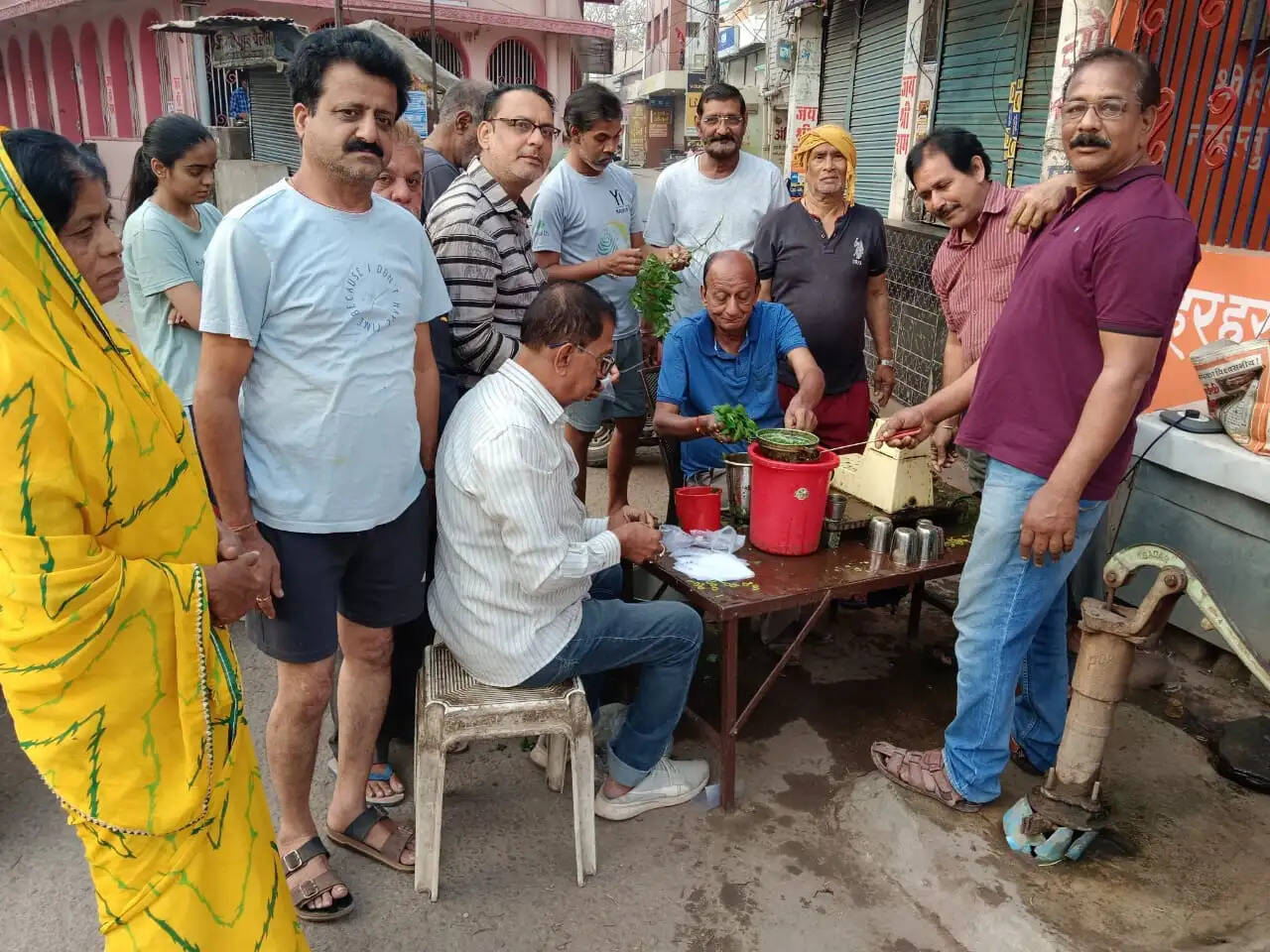 नवरात्रि के नौ दिनों में सालभर की सेहत का ‘टॉनिक’, पप्पू भाई पिलाते हैं नीम का रस