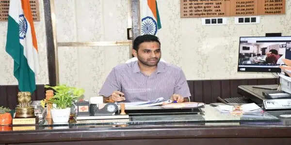 देवरिया में चार एडीओ (पंचायत) को कारण बताओ नोटिस, जिलाधिकारी ने मांगा स्पष्टीकरण