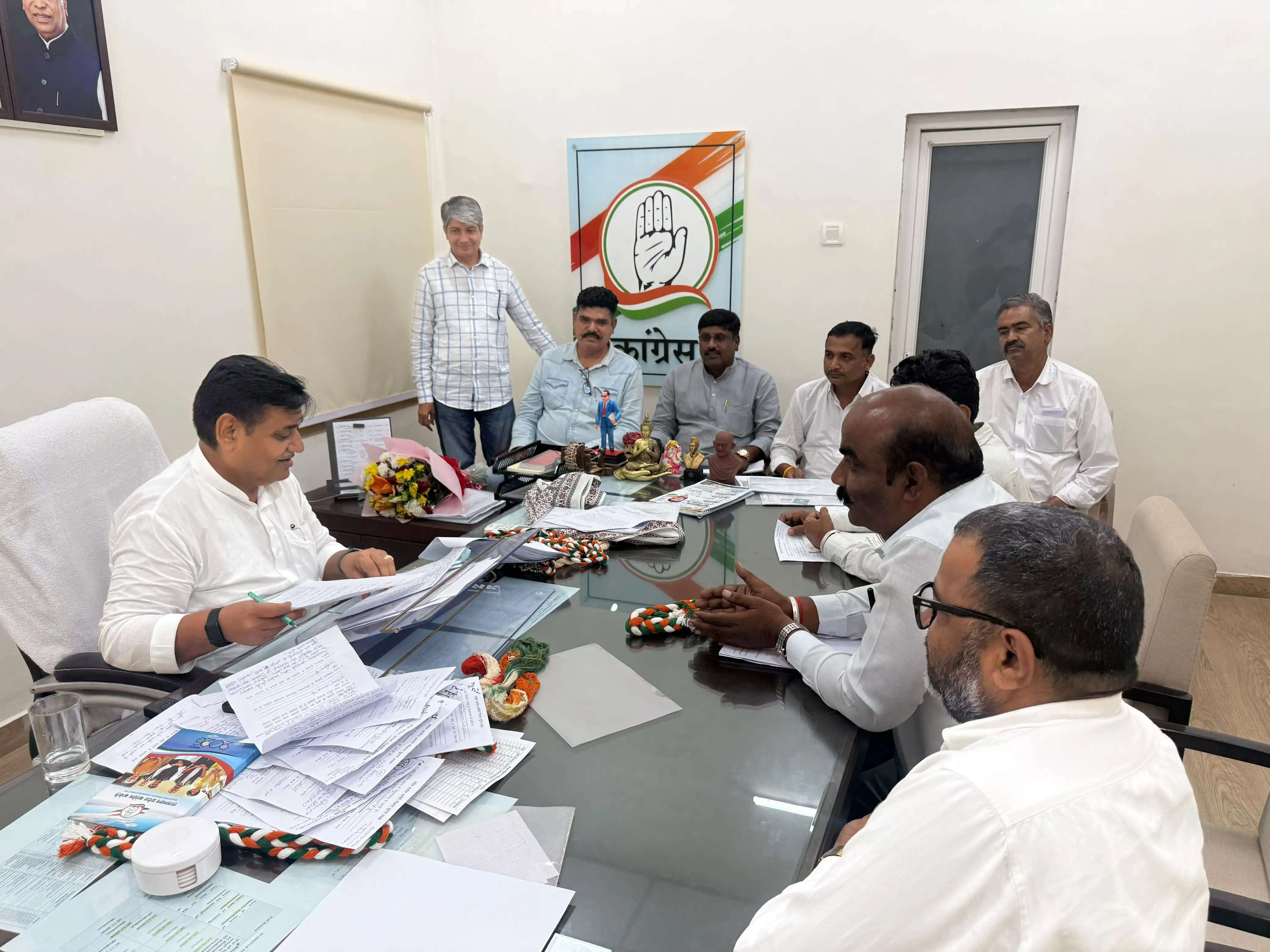 निकाय चुनाव में टिकट के लिए कांग्रेस में दौड़ तेज: नेताओं के घर बायोडाटा लेकर पहुंच रहे दावेदार