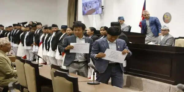 नेपाली संसद में विपक्षी दल का प्लेकार्ड सहित विरोध जारी