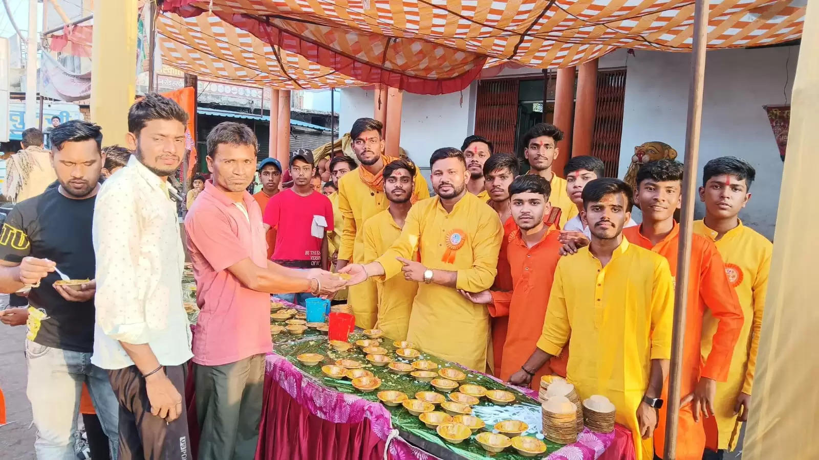 कोरबा: सप्तदेव मंदिर प्रांगण में खीर पुड़ी व खिचड़ी प्रसाद का किया गया वितरण