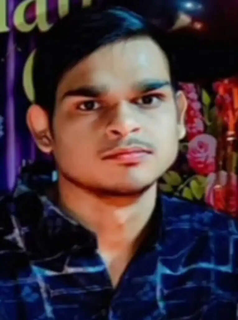 तीन दिन से लापता युवक का तालाब में मिला शव