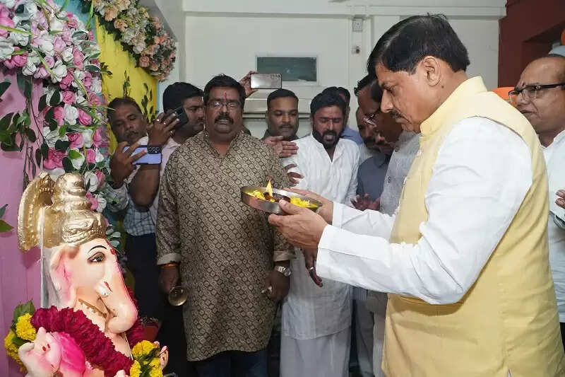 उज्जैनः प्रेस क्लब में भगवान श्री गणेश की आरती में शामिल हुए मुख्यमंत्री डॉ. यादव