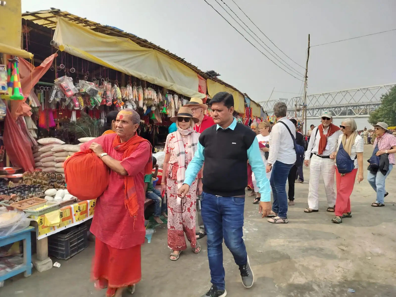 सिमरिया पहुंचे विदेशी सैलानियों ने कहा ''धन्य है भारत और अद्भुत है सनातन धर्म''