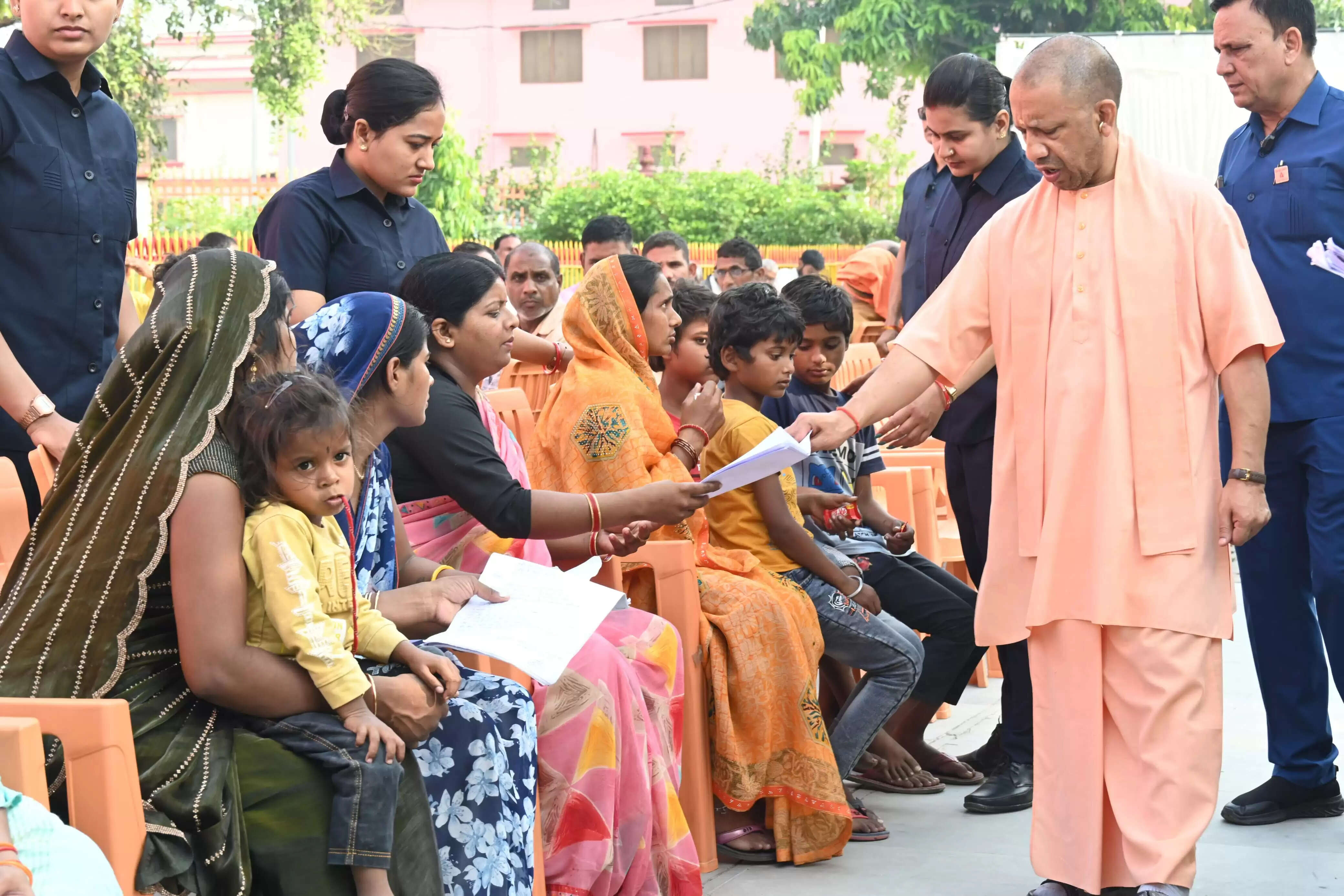 अस्पताल जाने की करें व्यवस्था, भर्ती कराकर कराएं समुचित इलाज : मुख्यमंत्री याेगी