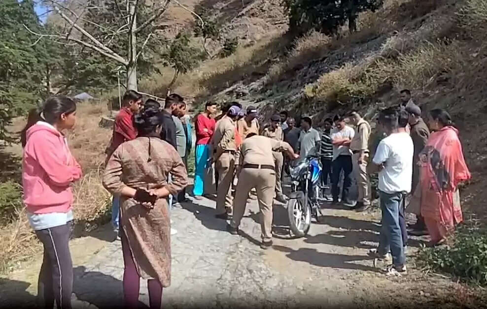 खून से लथपथ मिला युवक का शव