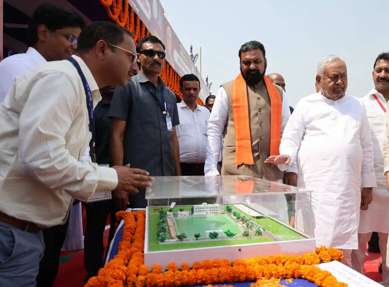 समृद्धि यात्रा के दौरान जमुई पहुंचे मुख्यमंत्री नीतीश कुमार ने योजनाओं के तेज क्रियान्वयन पर दिया जोर