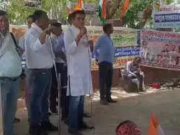 भोपाल में ठेका व आउटसोर्स कर्मचारियों का प्रदर्शन, न्यूनतम वेतन 26 हजार करने की मांग, आत्मदाह की चेतावनी