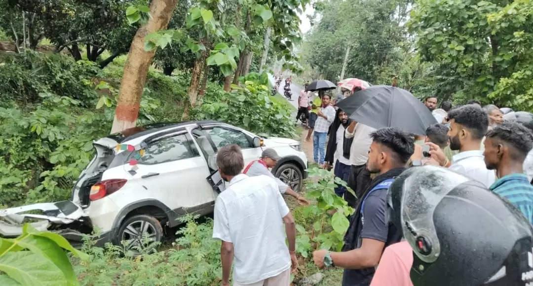 अनियंत्रित चारपहिया वाहन पेड़ से टकराई, चार लोग घायल