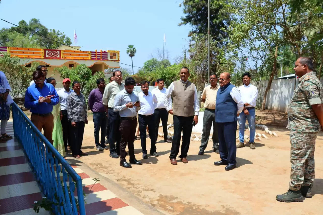 बीजापुर : कमिश्नर ने किया बीजापुर के मतदान केंद्र और ईव्हीएम स्ट्रांग रूम का निरीक्षण