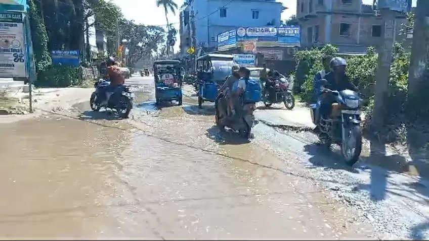 बहादुरगंज मार्ग, पश्चिमपाली व कॉलेज रोड को जोड़ने वाली मुख्य सड़क क्षतिग्रस्त