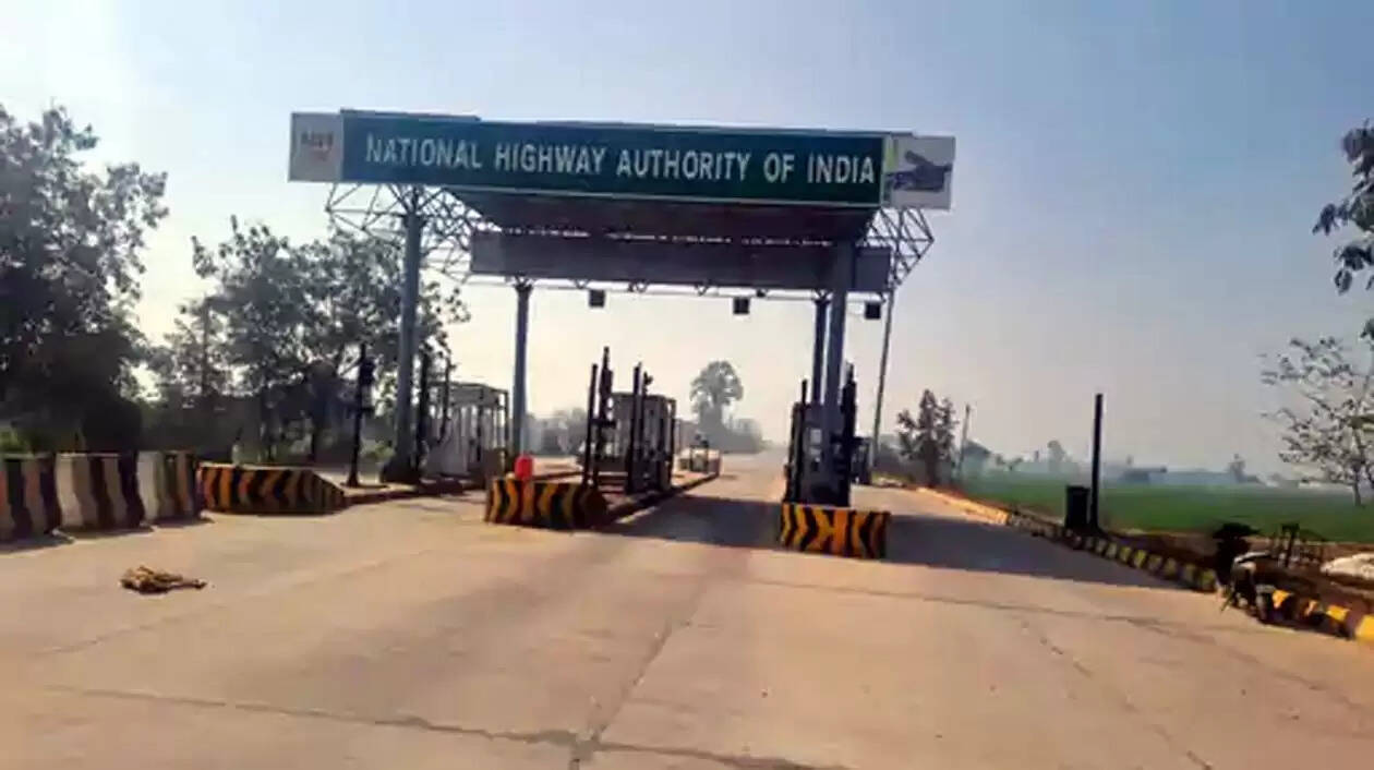 हांसी : टोल प्रबंधन की मनमानी से बिफरे क्षेत्रवासी, फ्री करवाया टोल