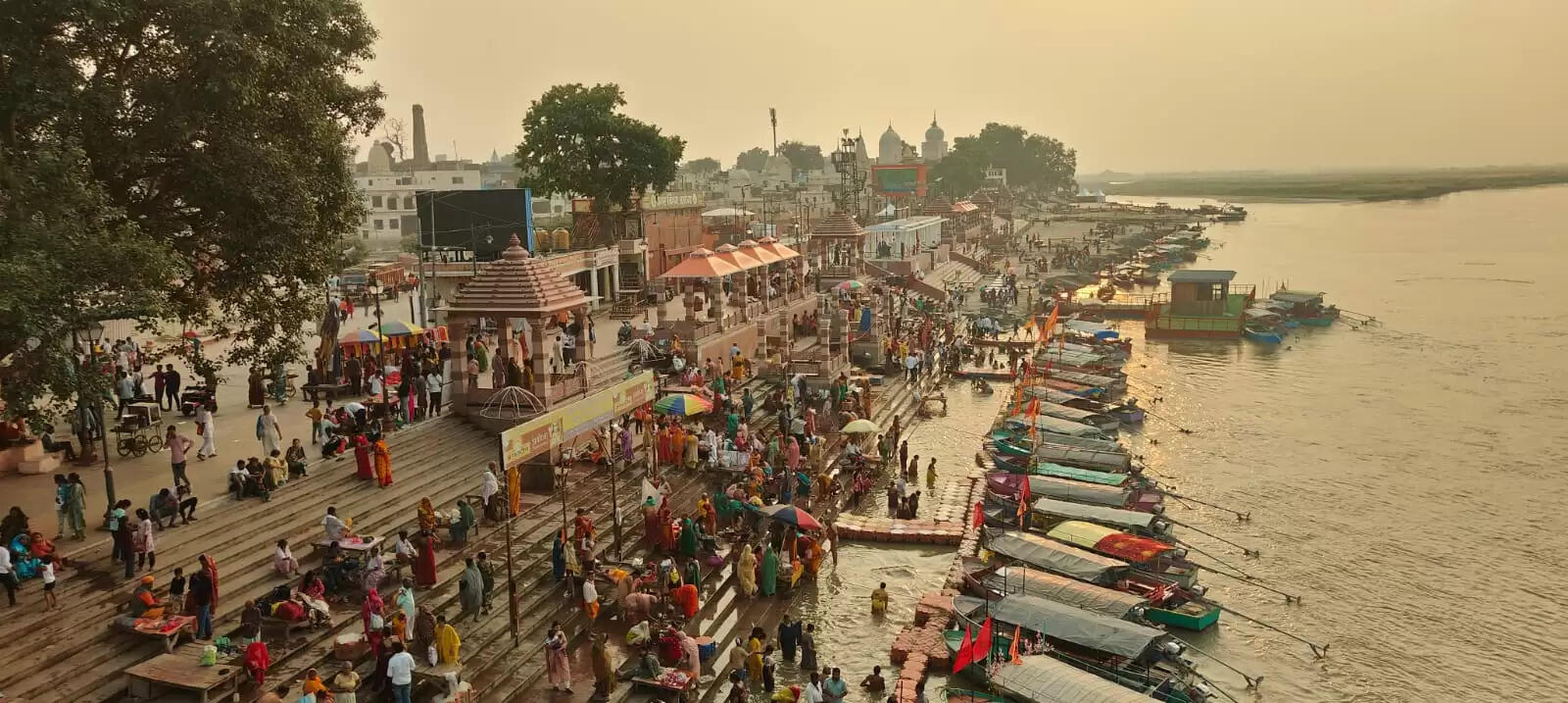 अयोध्या में कार्तिक पूर्णिमा स्नान काे पहुंचे लाखों श्रद्धालु, प्रशासन के व्यापक इंतजाम