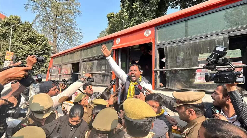 मणिकर्णिका घाट के पास तोड़फोड़ के विरोध में आआपा ने किया प्रदर्शन