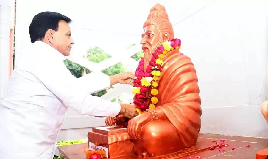 उप मुख्यमंत्री देवड़ा ने किया महर्षि वाल्मीकि एवं महर्षि वेदव्यास की प्रतिमा का अनावरण