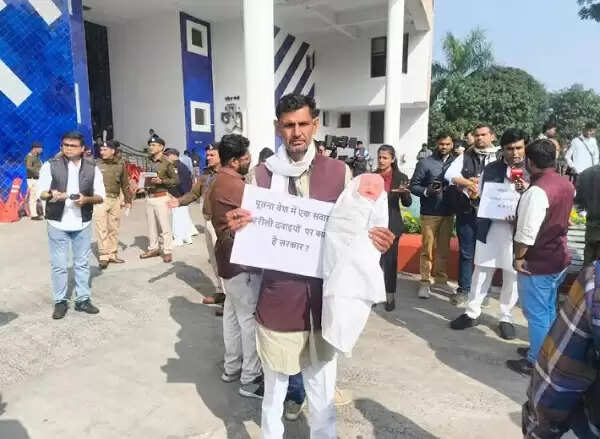 मप्रः बच्चे का पुतला लेकर सदन पहुंचे विधायक, बच्चों की मौत पर सरकार को बताया जिम्मेदार