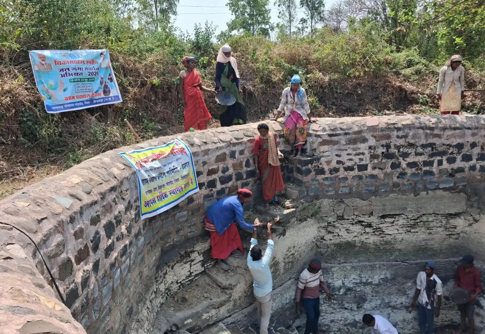 देवगढ़ में विजयगढ़ के पास जल गंगा संवर्धन अभियान के तहत बावड़ी व नदी की सफाई शुरू