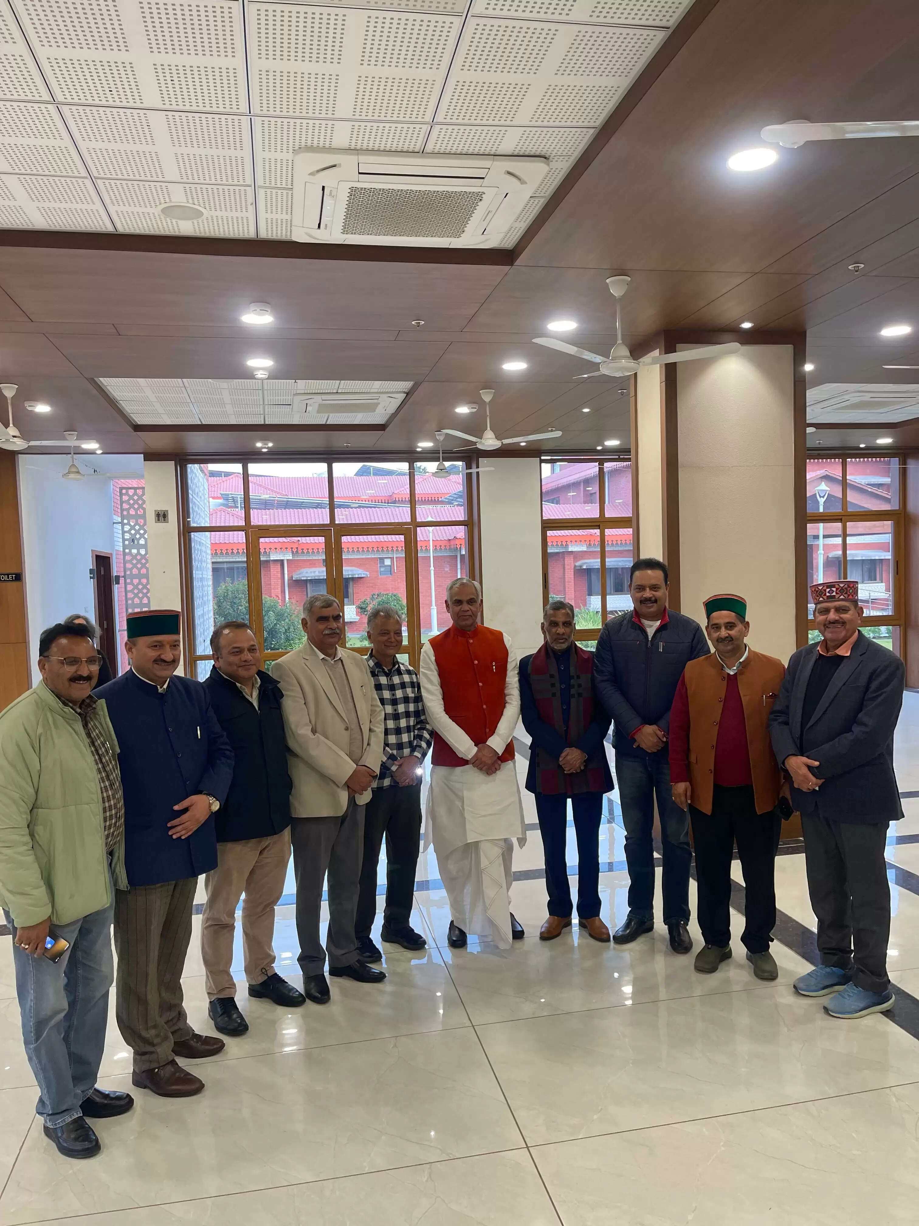 लोक लेखा समिति के सदस्यों ने गुजरात के राज्यपाल से की मुलाकात