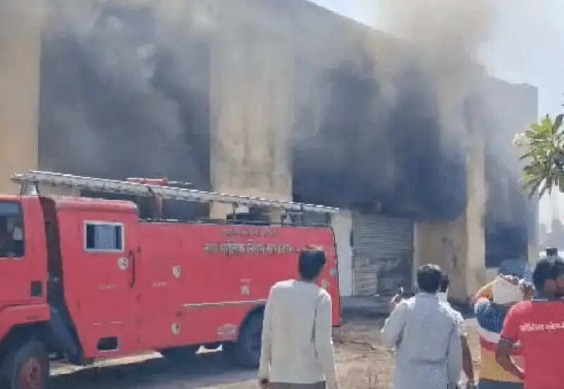 मप्र के खंडवा में राज्य कर ऑफिस में लगी आग, पूरी बिल्डिंग राख