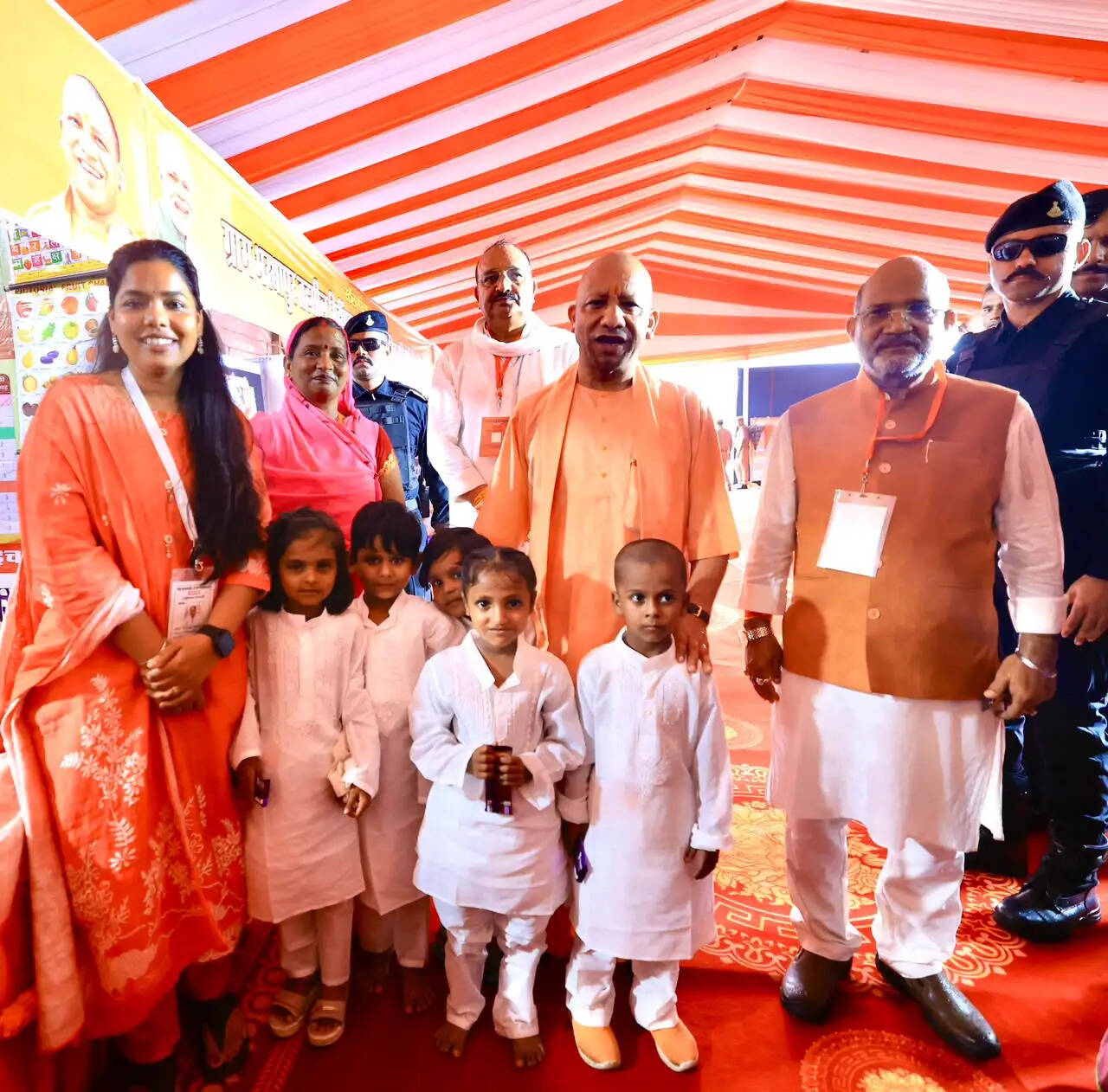 मुख्यमंत्री ने नन्हे-मुन्नों को दुलारा-पुचकारा, साथ में फोटो खिंचवाई