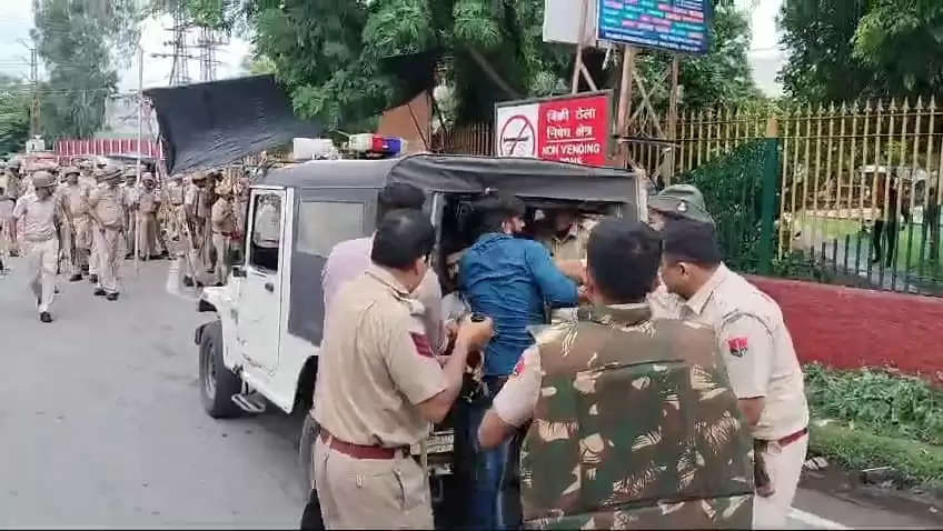 (अपडेट)भीलवाड़ा में गाय की कटी पूंछ मिलने से तनाव: धरने की तैयारी को पुलिस ने रोका, पथराव के बाद कार्यकर्ताओं पर बरसाई लाठियां