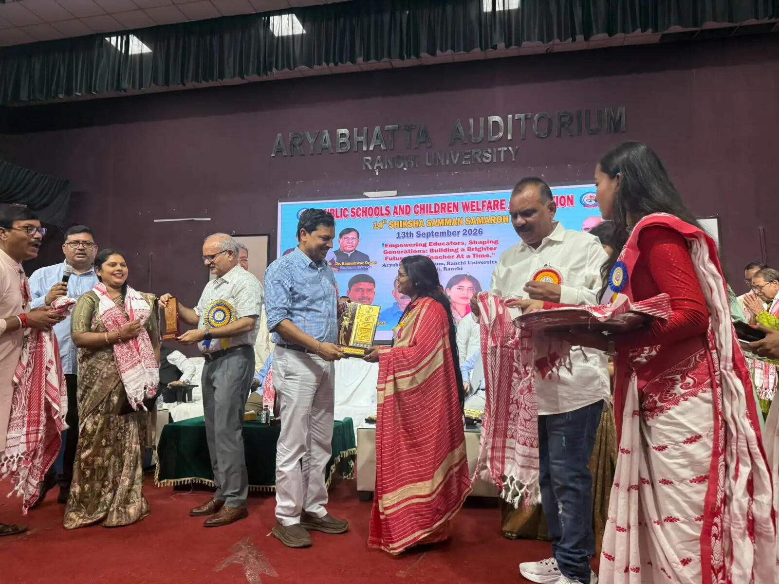 शिक्षण संस्थान इमारत से नहीं, शिक्षक और छात्रों से बनते हैं : अजय
