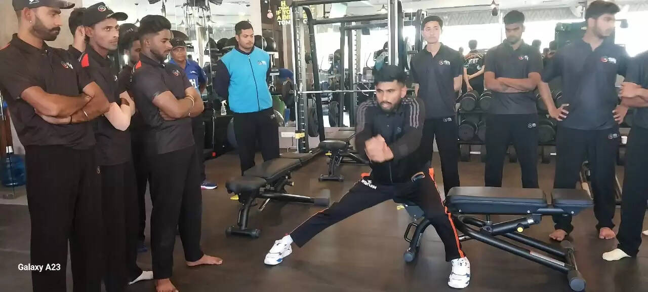 टीएसएच ब्लास्टर्स आर्यनगर ने फ्लड लाइट्स में निखारी फील्डिंग, खिलाड़ियों ने जिम में बहाया पसीना