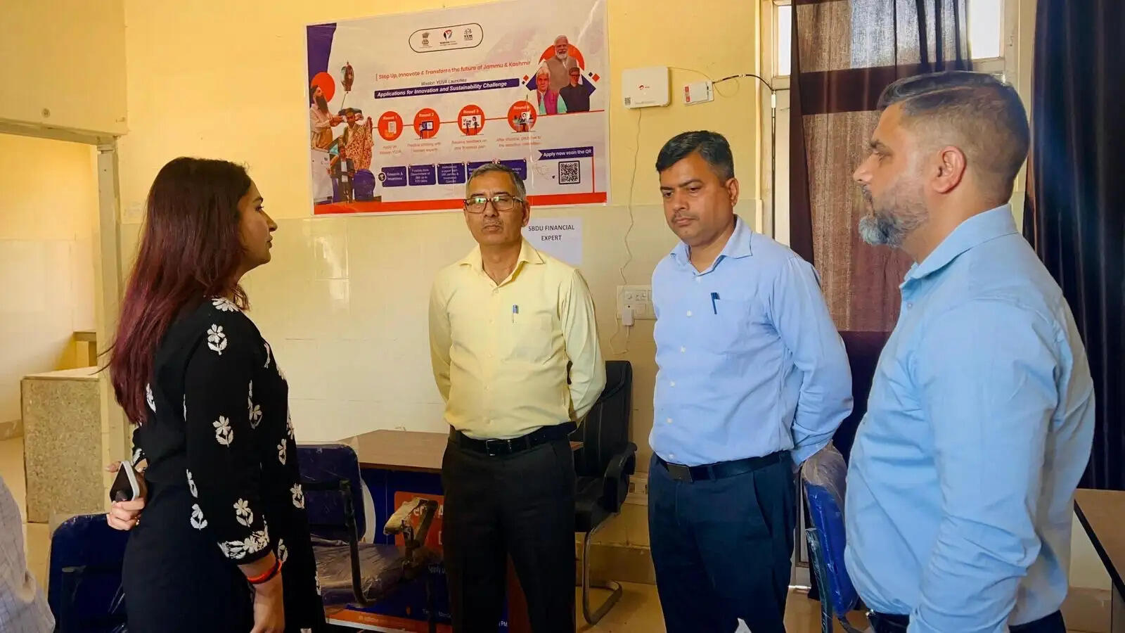 मिशन युवा के तहत एसबीडीयू का डीसी ने किया निरीक्षण, युवाओं को स्वरोजगार अपनाने की अपील